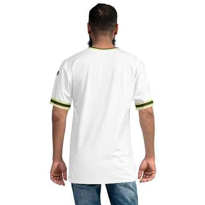 Rückansicht Herren T-Shirt weiß mit grünen Bündchen, Jeans, neutraler Hintergrund