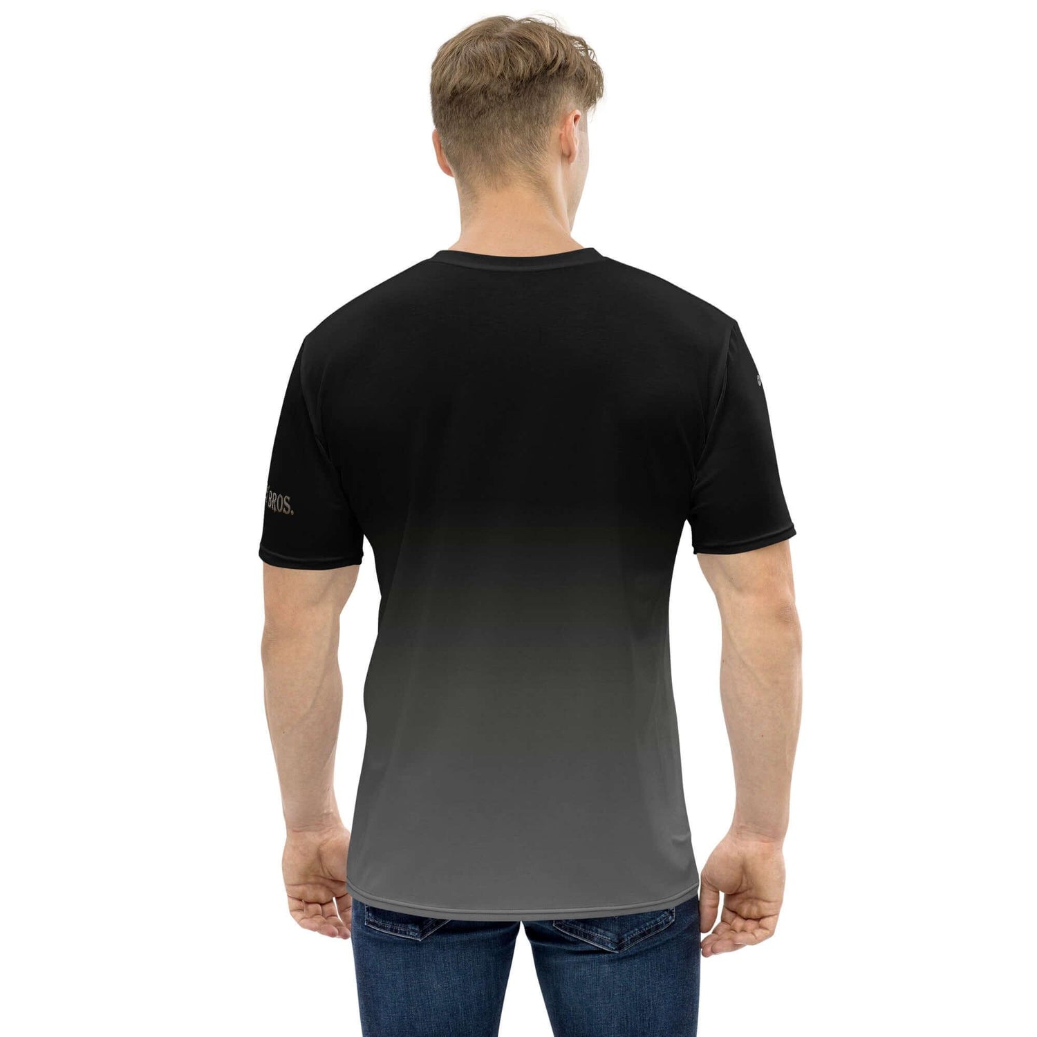 Mann trägt schwarzes und graues Herren T-Shirt mit Farbverlauf und Jeans, Rückansicht.