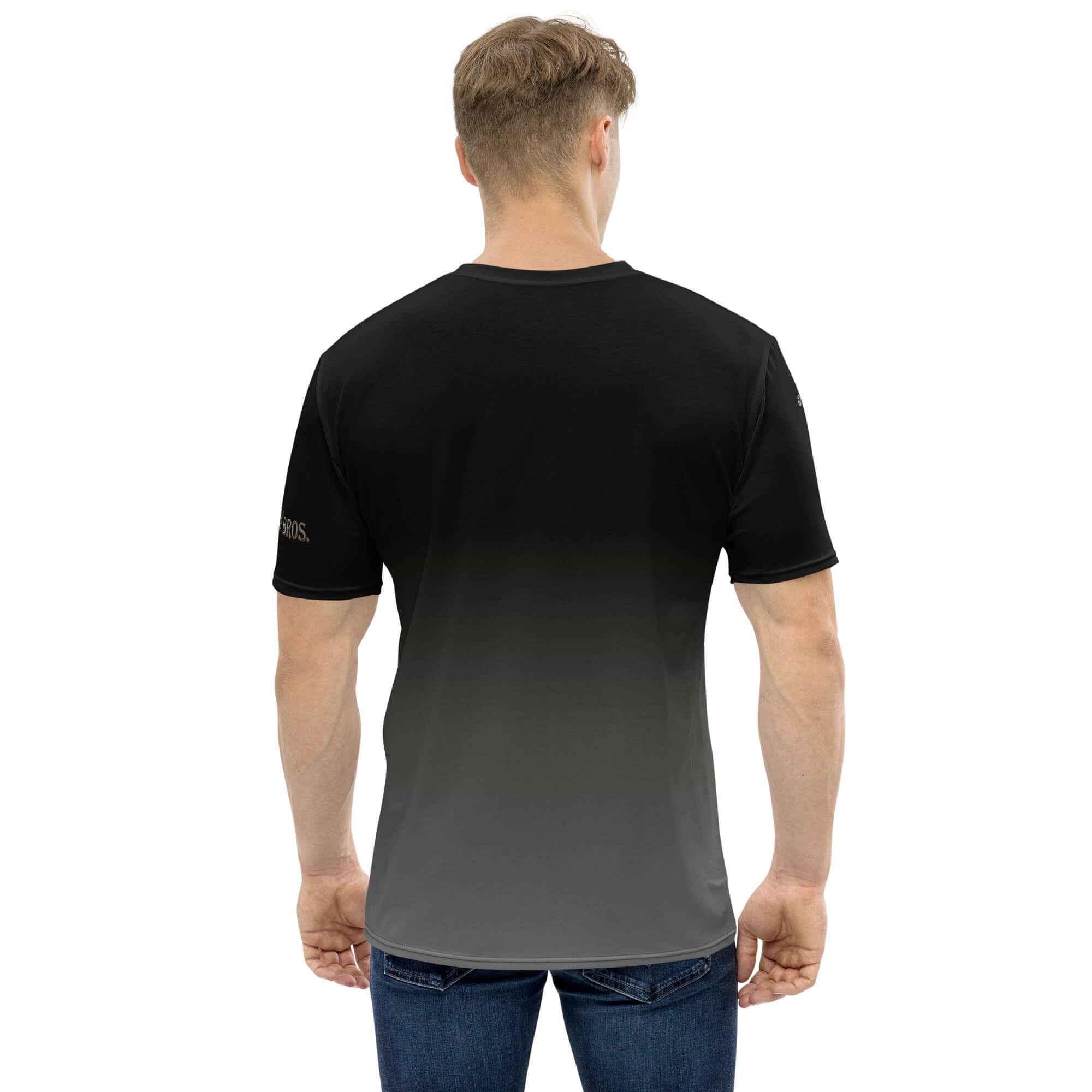 Mann trägt schwarzes und graues Herren T-Shirt mit Farbverlauf und Jeans, Rückansicht.