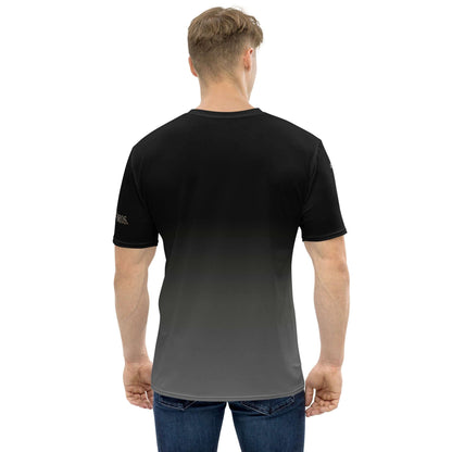 Mann trägt schwarzes und graues Herren T-Shirt mit Farbverlauf und Jeans, Rückansicht.