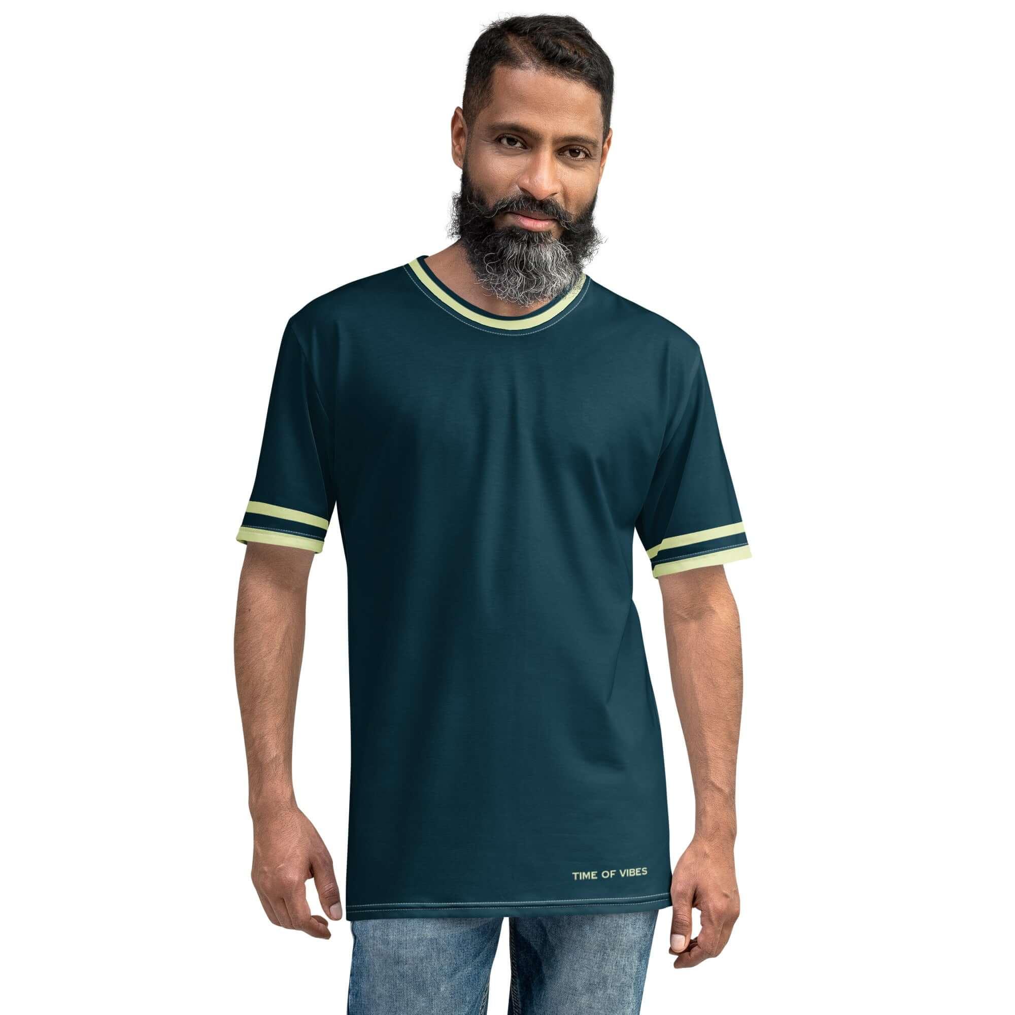 Mann trägt dunkelblaues Herren T-Shirt mit kurzem Arm, gelben Streifen und Aufschrift TIME OF VIBES