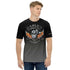 Mann trägt schwarzes Harley Bros Munich Herren T-Shirt mit Motorrad-Motiv und Flammen-Druck