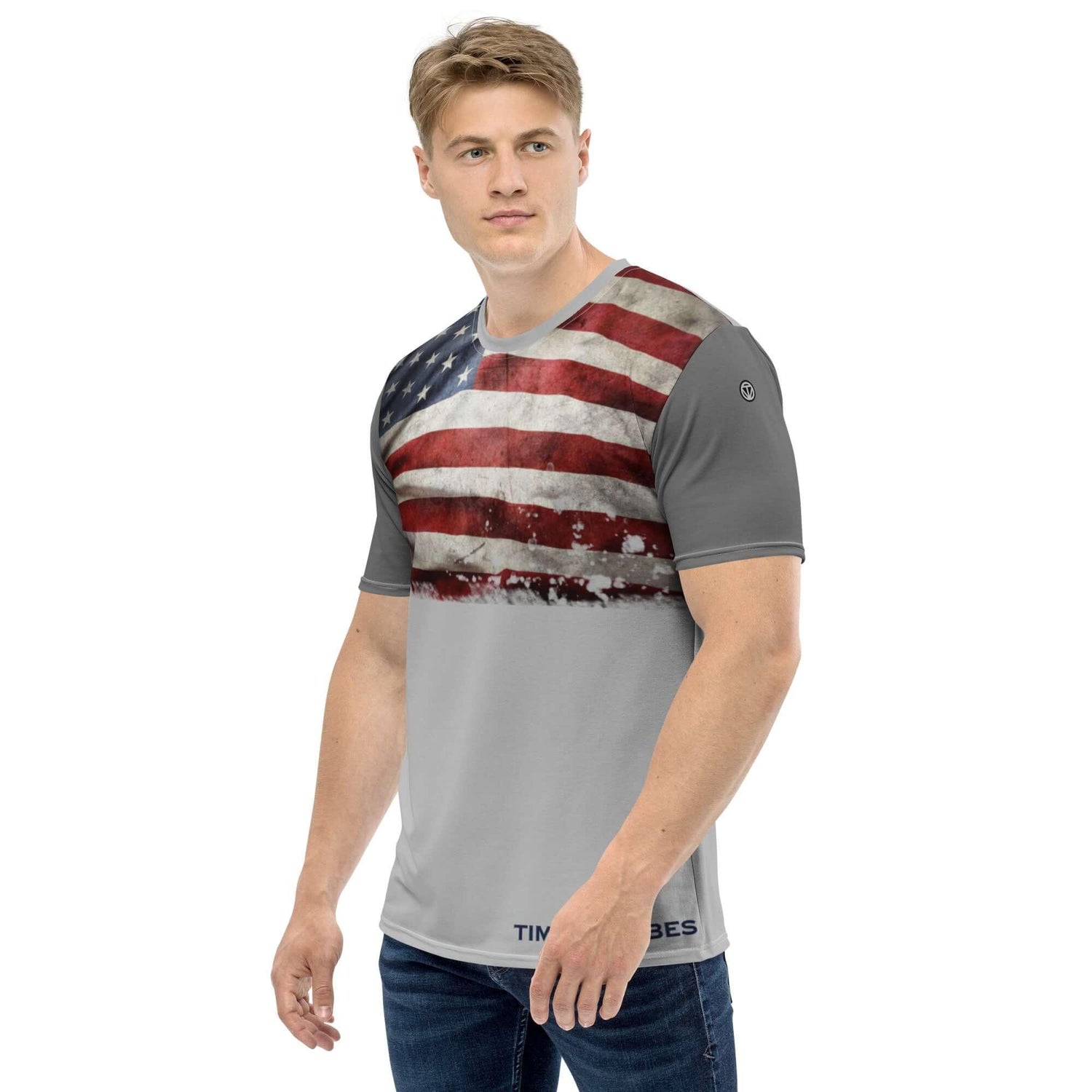 Mann trägt graues Herren-T-Shirt mit USA-Flagge, modernes Fashion-Design