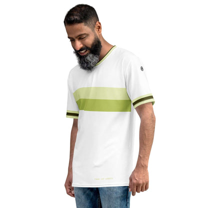 Mann trägt weißes T-Shirt mit grünen Streifen und Aufschrift TIME OF VIBES, Jeans