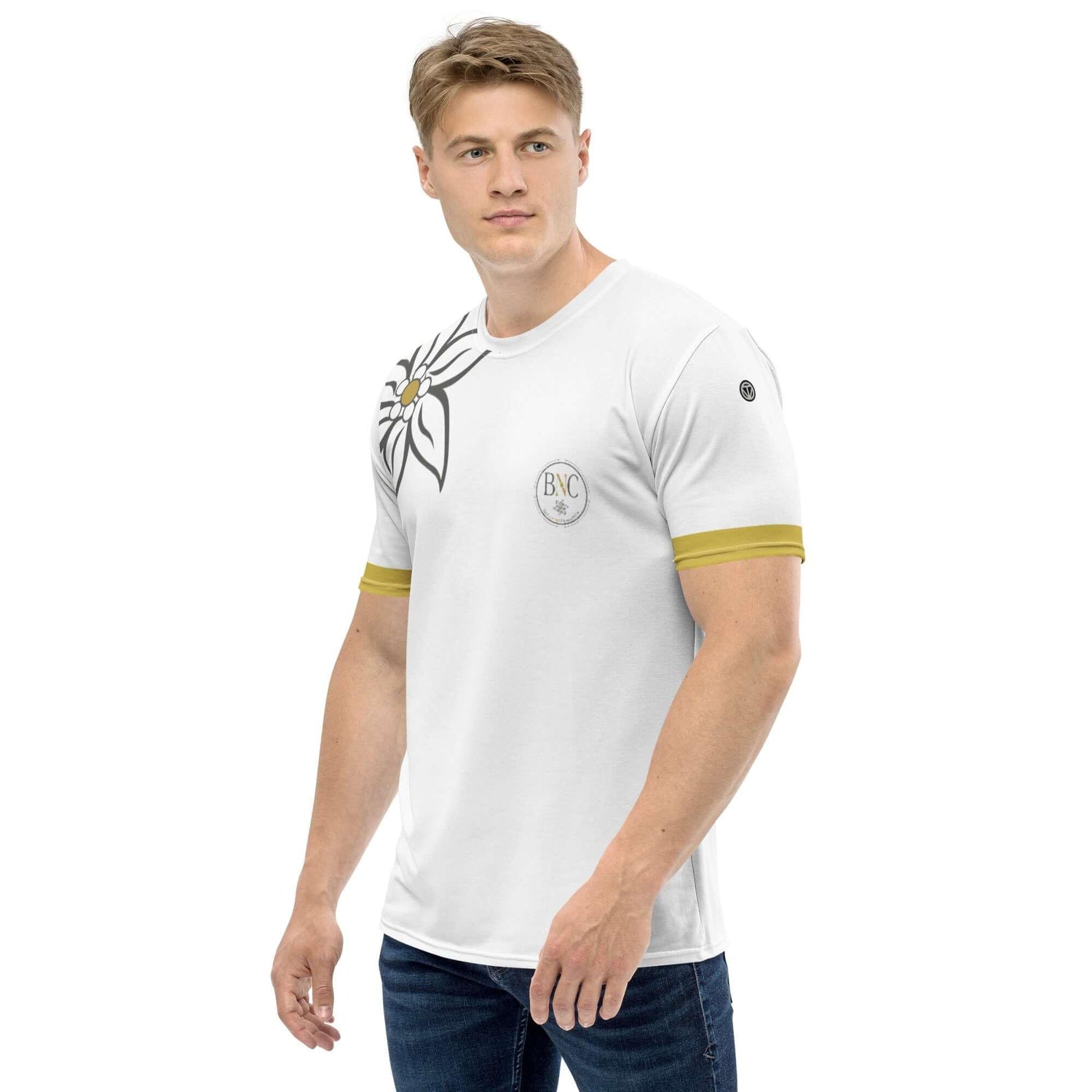 Mann trägt weißes T-Shirt mit Blumenprint, BVC-Logo und gelben Ärmelabschlüssen, Modefoto