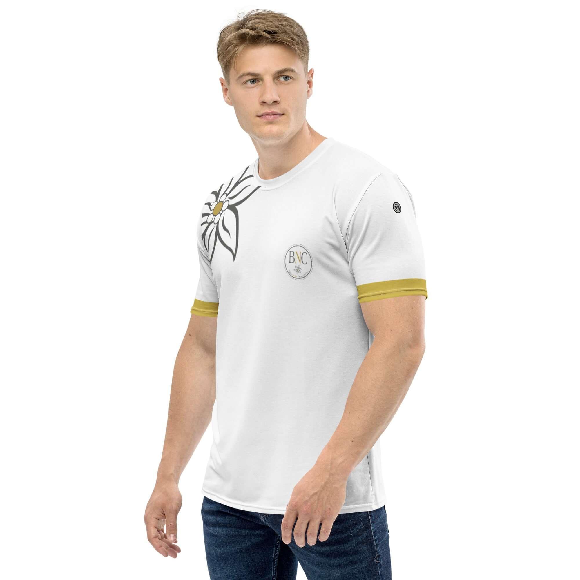 Mann trägt weißes T-Shirt mit Blumenprint, BVC-Logo und gelben Ärmelabschlüssen, Modefoto
