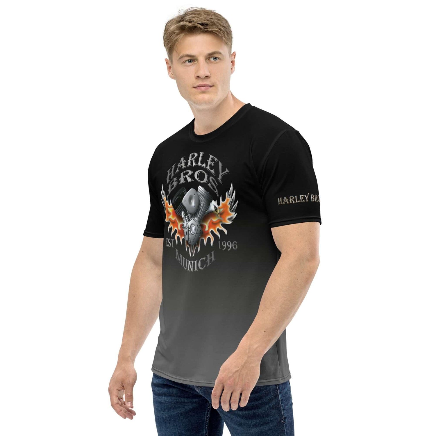 Mann mit schwarzem Harley Bros T-Shirt mit Flammen und Motorrad-Motiv, Jeans, Studioaufnahme