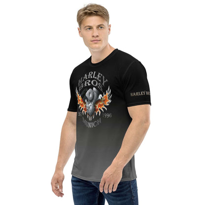 Mann mit schwarzem Harley Bros T-Shirt mit Flammen und Motorrad-Motiv, Jeans, Studioaufnahme