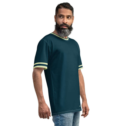 Herren T-Shirt in Dunkelgrün mit Streifen am Ärmel, getragen von Mann, Mode auf weißem Hintergrund
