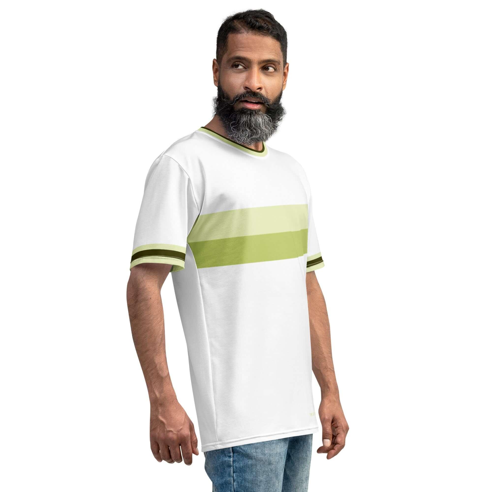 Herr trägt weißes T-Shirt mit grünen Streifen, Jeans, modebewusstes Outfit, Studioaufnahme