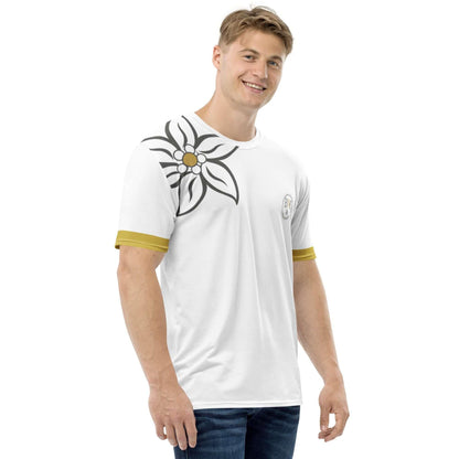 Mann trägt weißes T-Shirt mit großem Edelweiß-Print und goldenen Ärmelabschlüssen.
