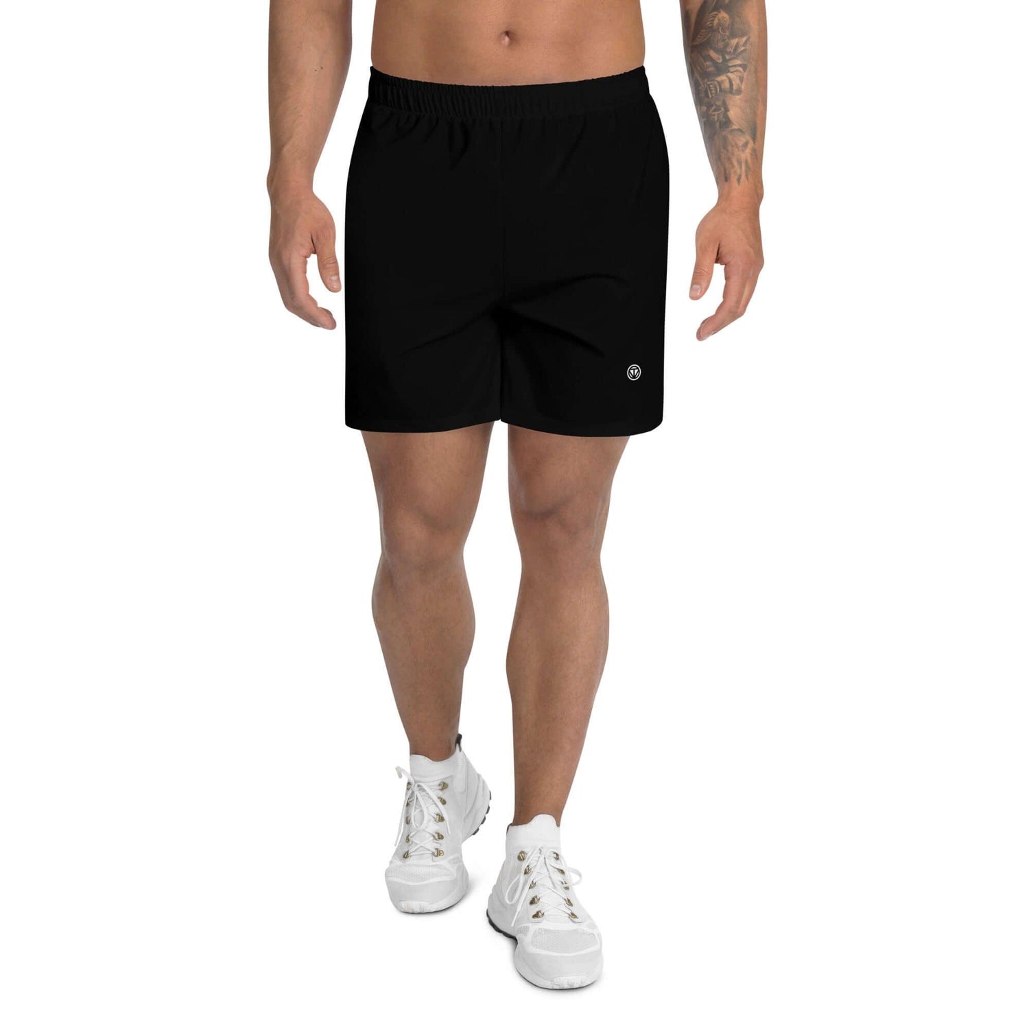 Mann trägt schwarze Herren-Sportshorts und weiße Sportschuhe vor weißem Hintergrund