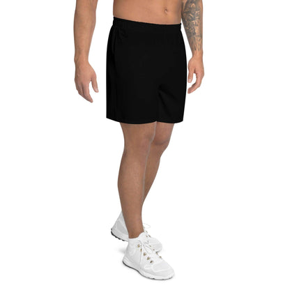 Mann trägt schwarze Herren-Sportshorts aus recyceltem Material und weiße Sportschuhe