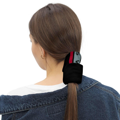 Frau von hinten mit braunen Haaren, trägt Jeansjacke und geblümtes Haarband.