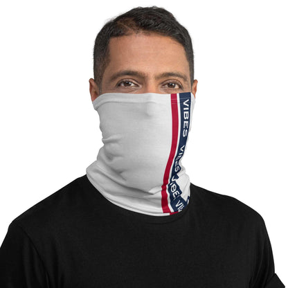 Weißer Schlauchschal mit roten und blauen Streifen und VIBES-Aufdruck, getragen von Mann