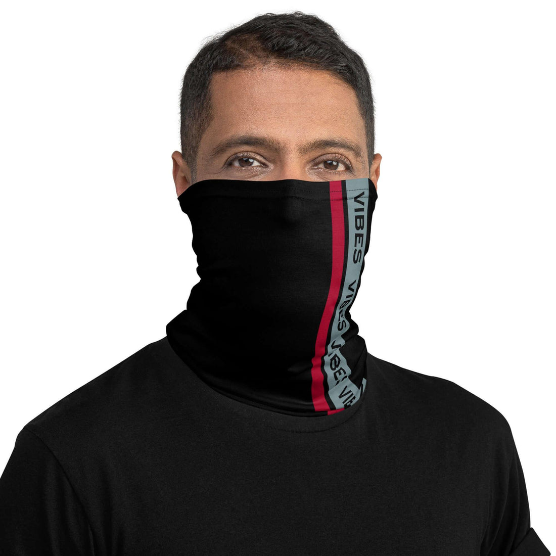 Mann trägt schwarzen Schlauchschal mit rotem Streifen und Vibes-Schriftzug auf weißem Hintergrund.