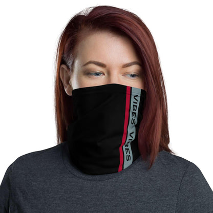 Frau mit schwarzem Vibes Halswärmer, roter Streifen, weißer Hintergrund