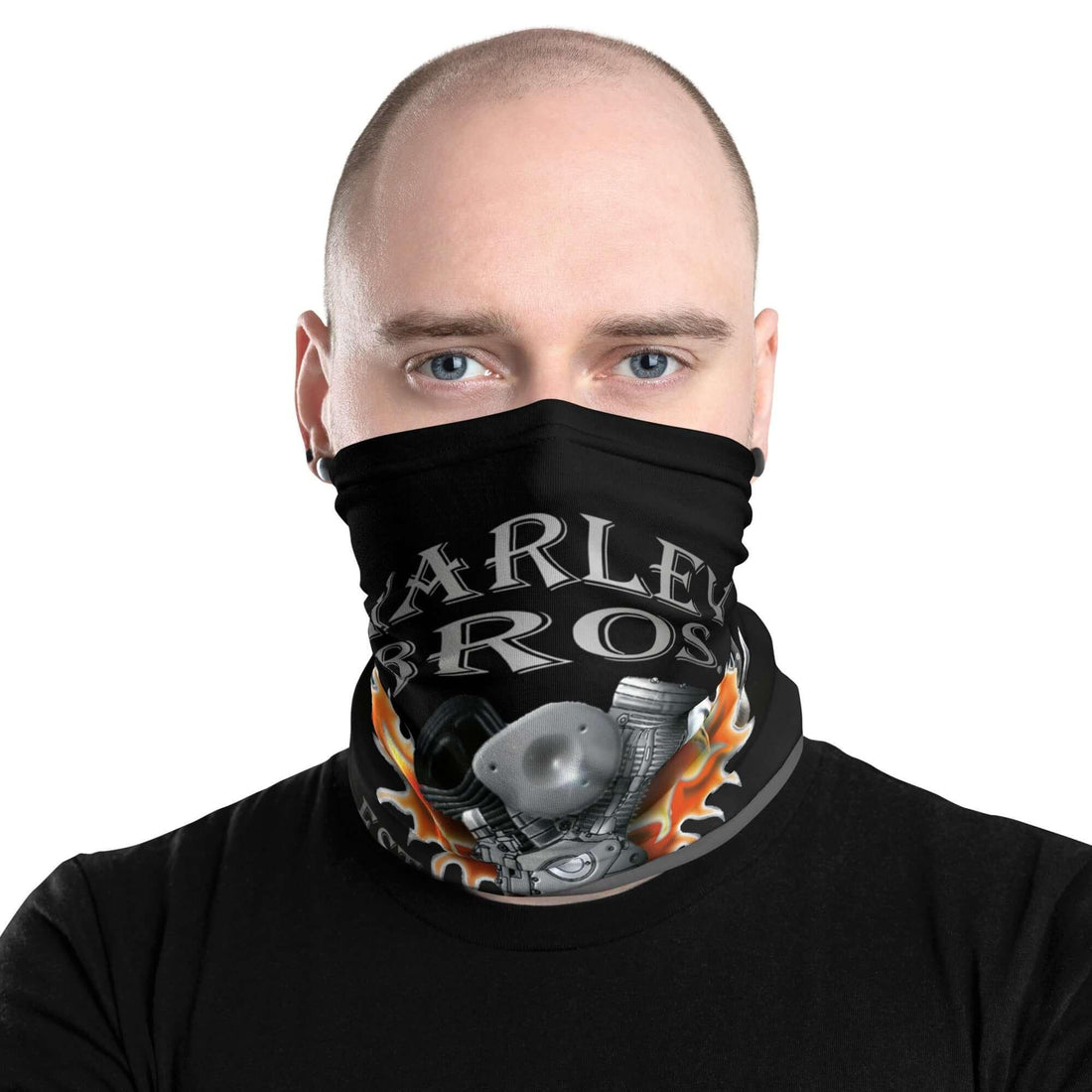 Mann mit schwarzem Multifunktionstuch mit Motorrad- und Flammen-Design, Text &