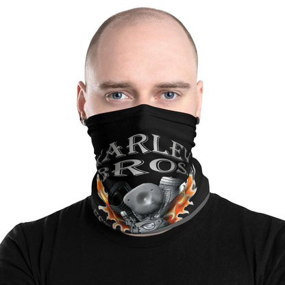 Mann mit schwarzem Multifunktionstuch mit Motorrad- und Flammen-Design, Text &