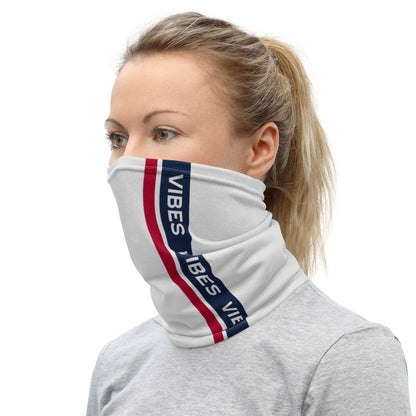 Frau mit weißem Neck Gaiter mit blau-rotem Streifen und VIBES Schriftzug, seitlich