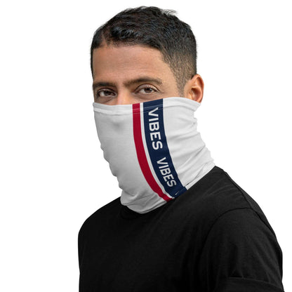 Mann mit weißem Vibes Halsgaiter, roter und blauer Streifen, moderner Look