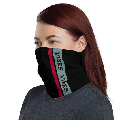 Frau mit schwarzem Vibes Halsgamasche, seitlicher grauer und roter Streifen, neutraler Hintergrund