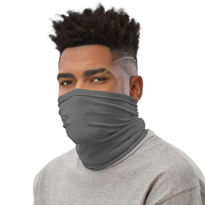 Mann trägt grauen Schlauchschal Neck Gaiter, neutraler Hintergrund, Modeaccessoire