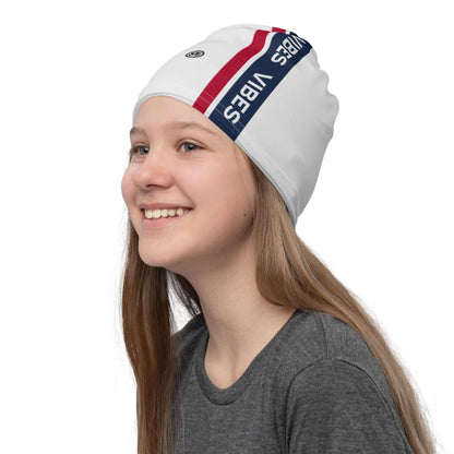 Mädchen mit weißer Beanie-Mütze, rotem und blauem Streifen, Aufschrift VIBES, auf weißem Hintergrund