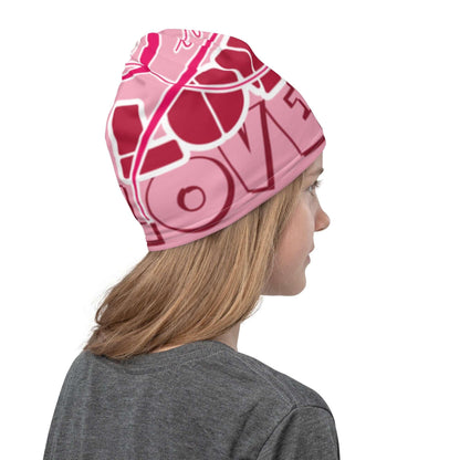 Mädchen mit pinker Beanie-Mütze und rotem Love-Print auf weißem Hintergrund