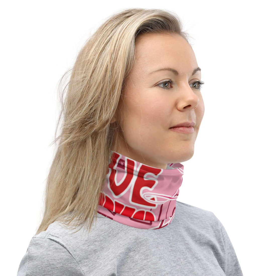 Frau mit pinkem Allover-Print Neck Gaiter mit roten Schriftzügen vor weißem Hintergrund