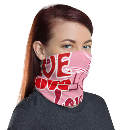 Frau mit pinkem Schlauchschal mit rotem Love-Print, modisches Accessoire, Nahaufnahme