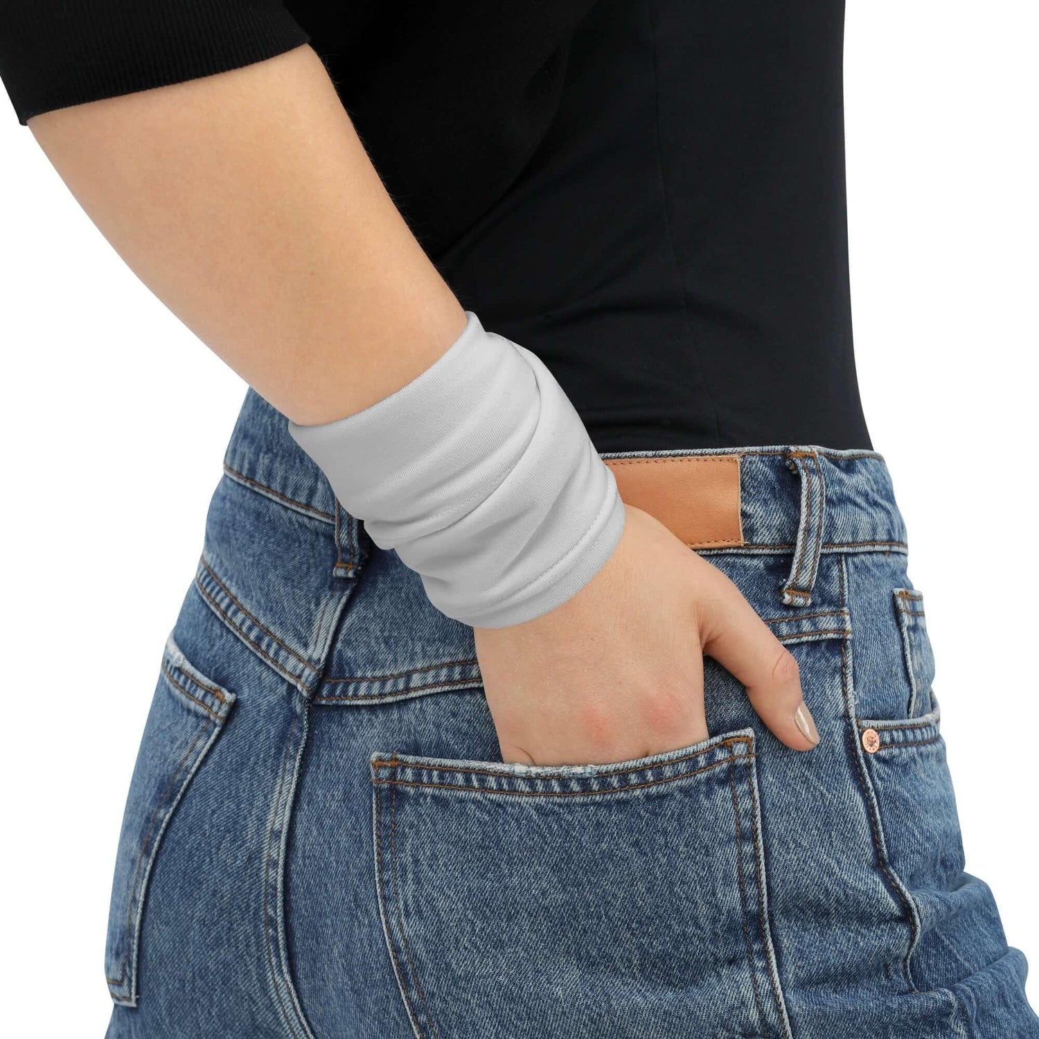 Weiße Halsgamasche am Handgelenk, Jeans, schwarze Oberteil, Nahaufnahme