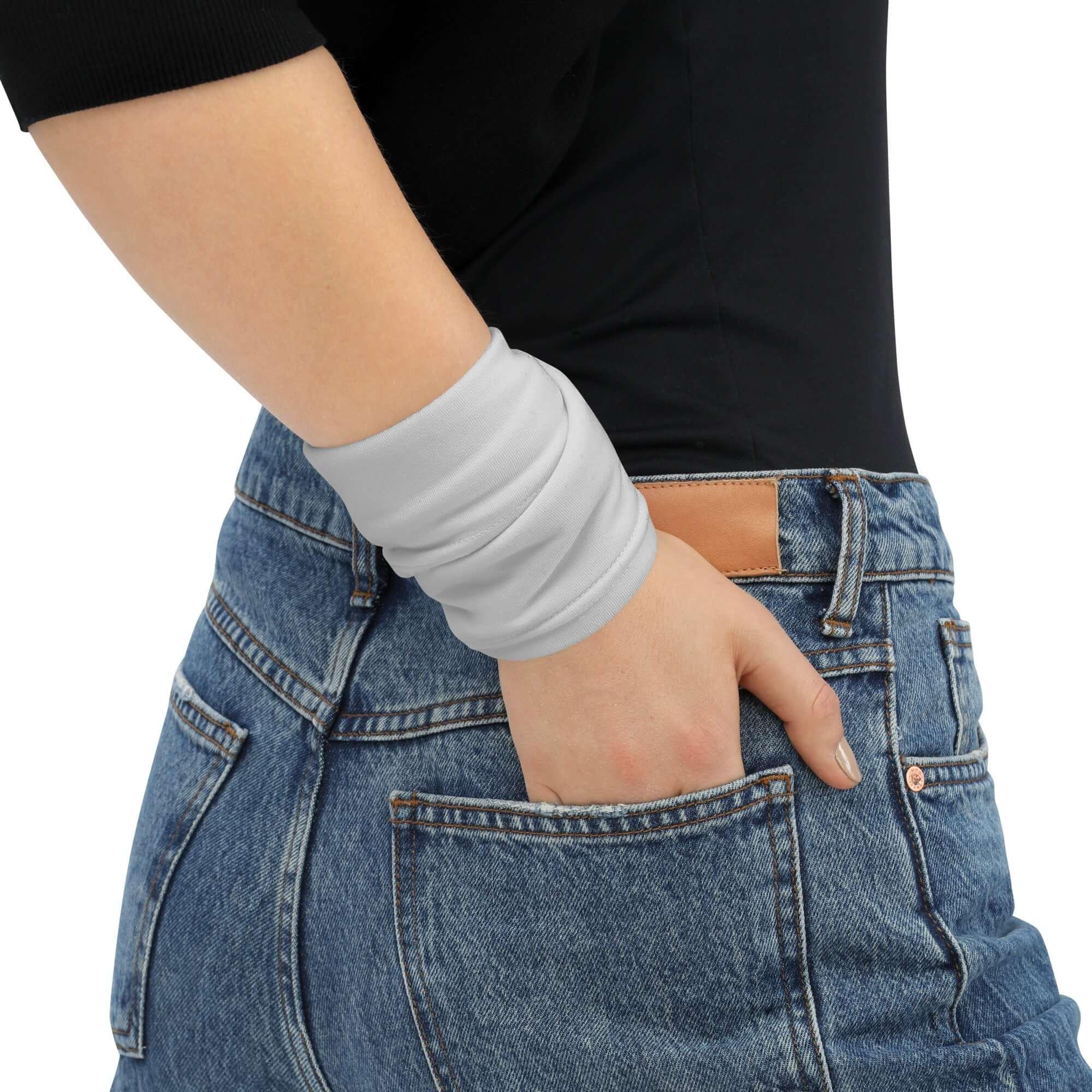 Weiße Halsgamasche am Handgelenk, Jeans, schwarze Oberteil, Nahaufnahme