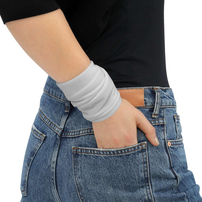 Weiße Halsgamasche am Handgelenk, Jeans, schwarze Oberteil, Nahaufnahme