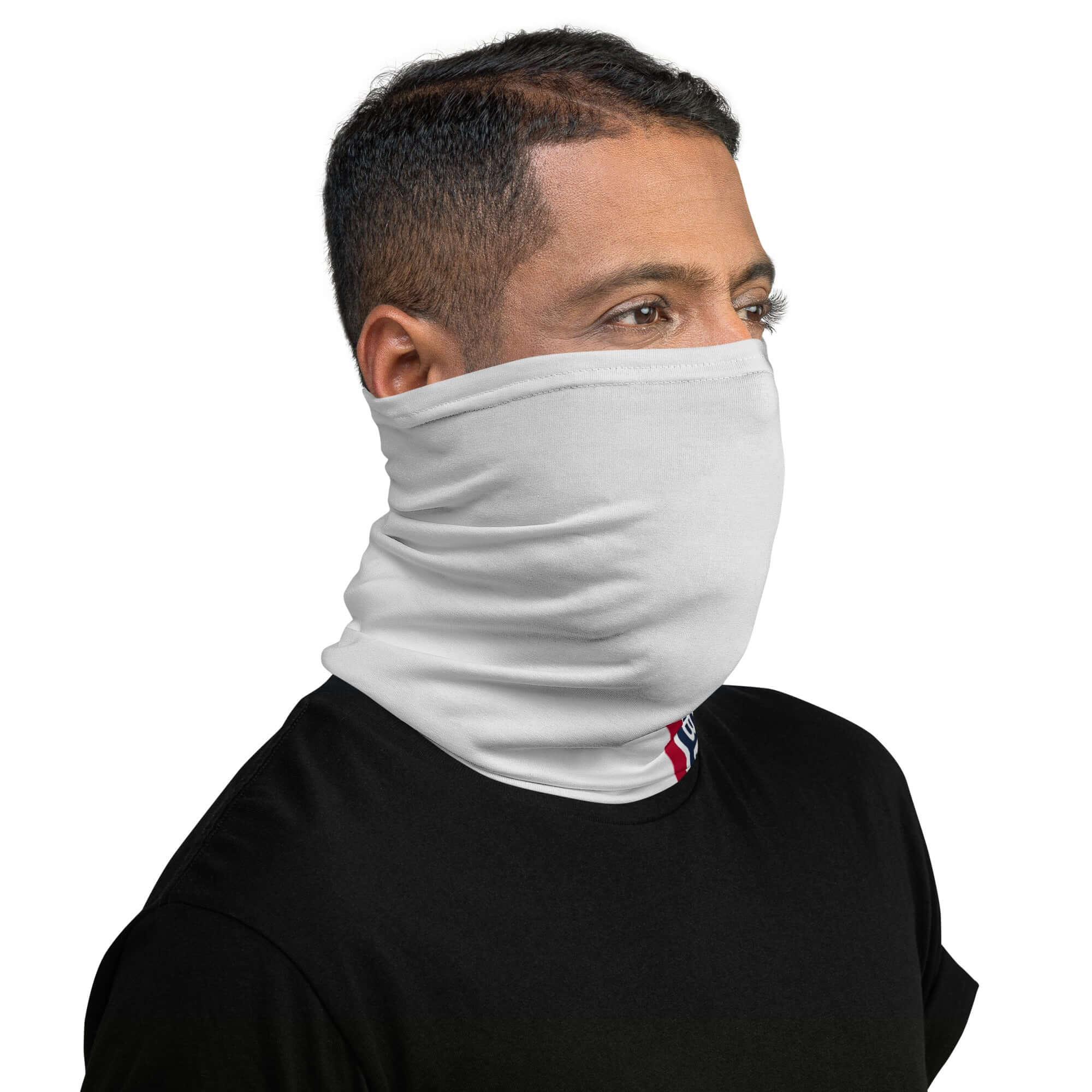 Mann mit weißem Multifunktionstuch, Hals und Gesicht bedeckt, seitliches Profil, schwarzes Shirt