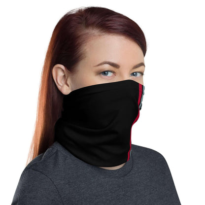 Frau mit schwarzem multifunktionalem Neck Gaiter Schal mit rotem Rand, auf weißem Hintergrund