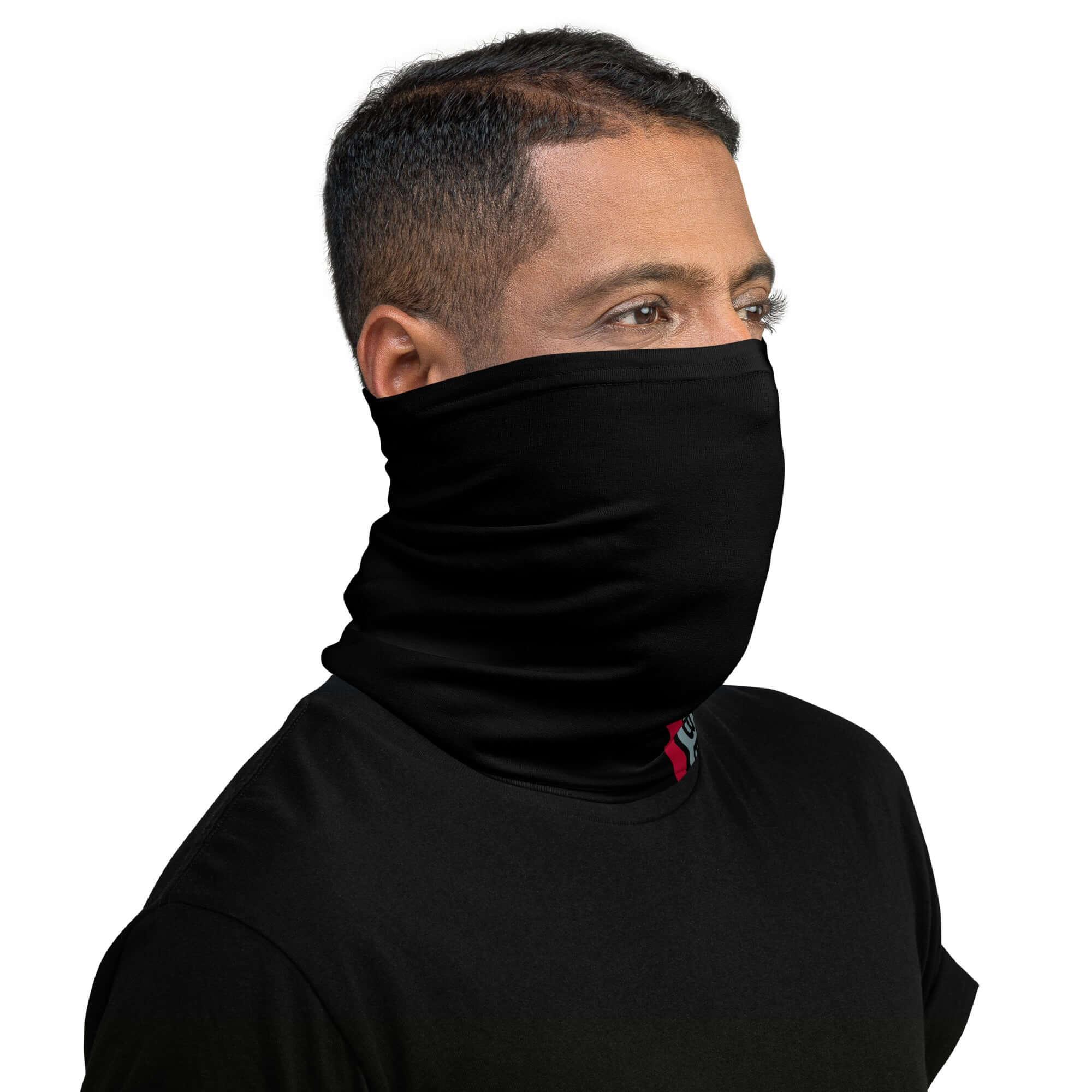 Mann trägt schwarzen Multifunktionstuch Gesichtsschutz, weißer Hintergrund, Mode Accessoire