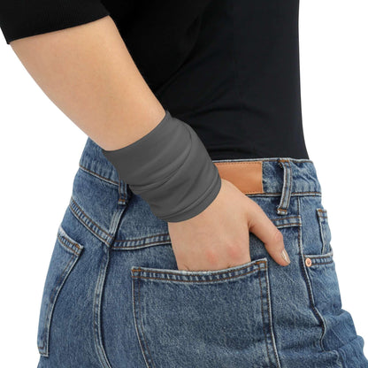 Frau mit schwarzem Oberteil, Jeans und grauem Multifunktionstuch am Handgelenk
