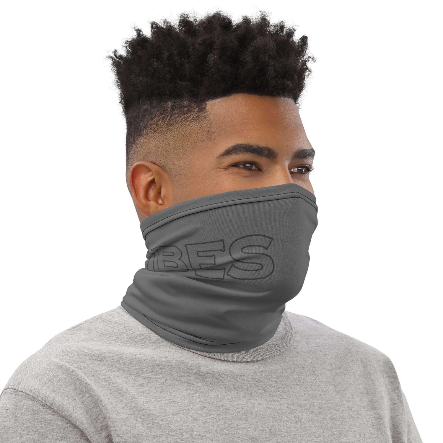 Mann trägt grauen Schlauchschal mit Vibes Aufdruck, graues Shirt, neutraler Hintergrund