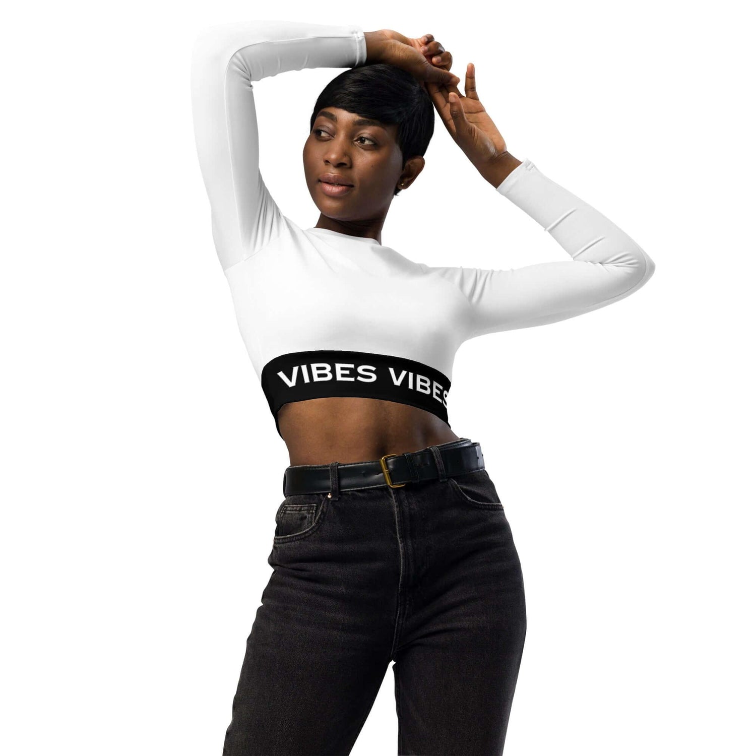 Frau im weißen langen Crop Top mit schwarzem Vibes-Bund und schwarzer Hose, Modefoto