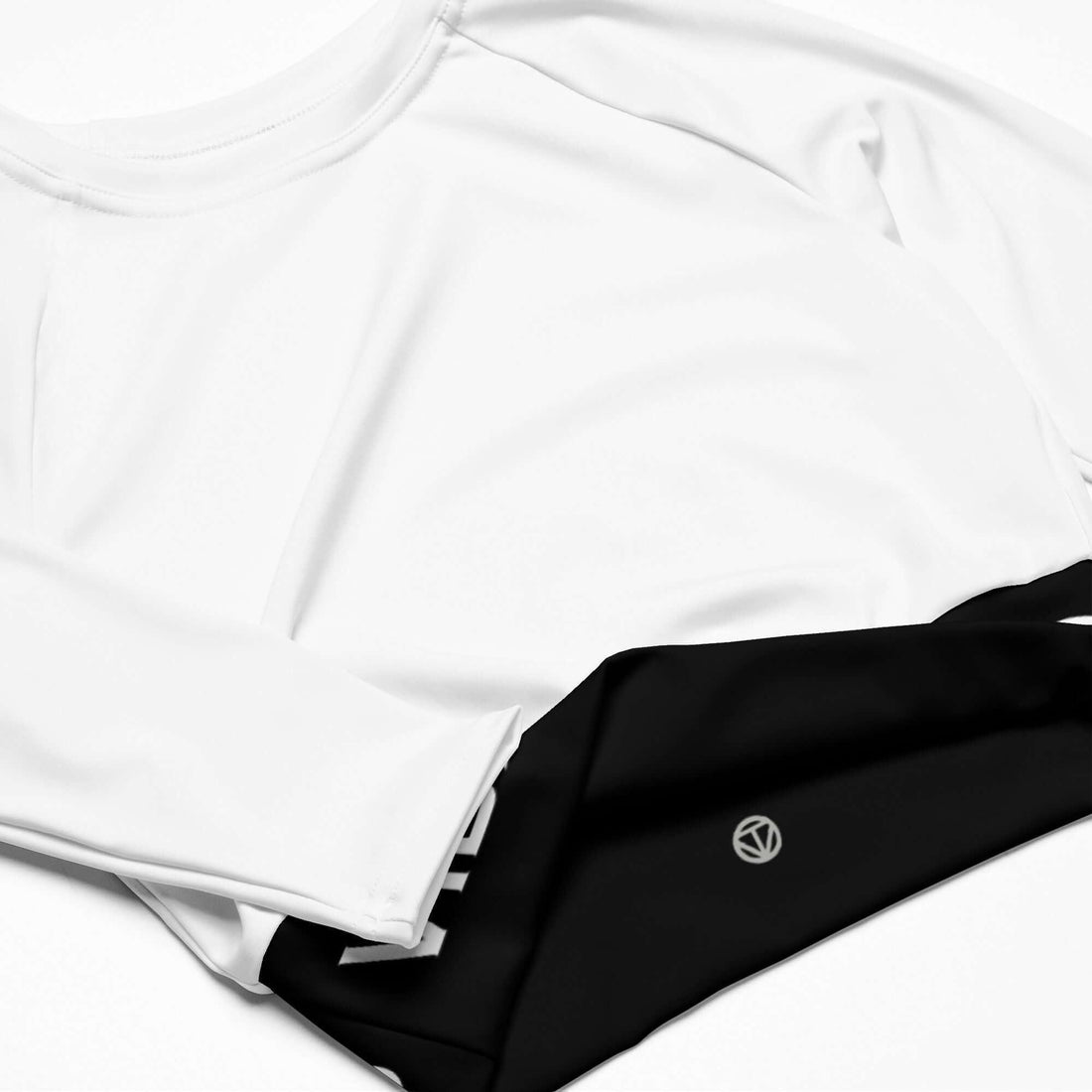 Weißes langärmliges Crop Top aus recyceltem Material, Detailansicht, schwarzes Innenfutter mit Logo