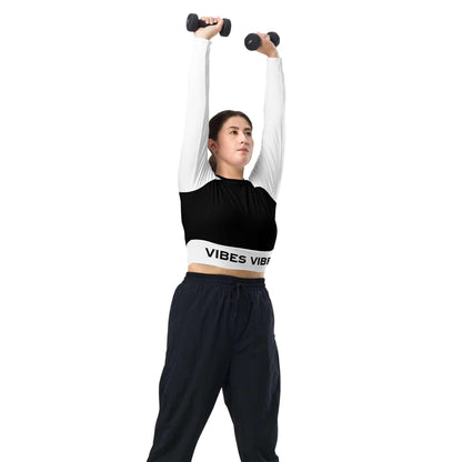 Frau im weißen langen Crop-Top mit Aufdruck &