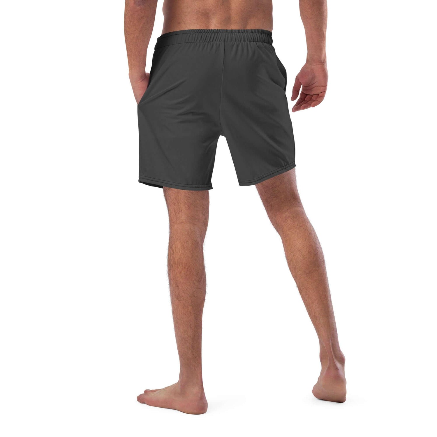 Mann trägt schwarze Badehose, Rückansicht, elastischer Bund, weißer Hintergrund