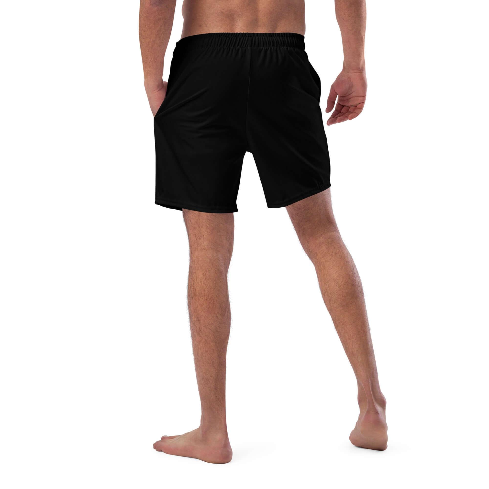 Herren trägt schwarze recycelte Badeshorts, Rückansicht auf weißem Hintergrund