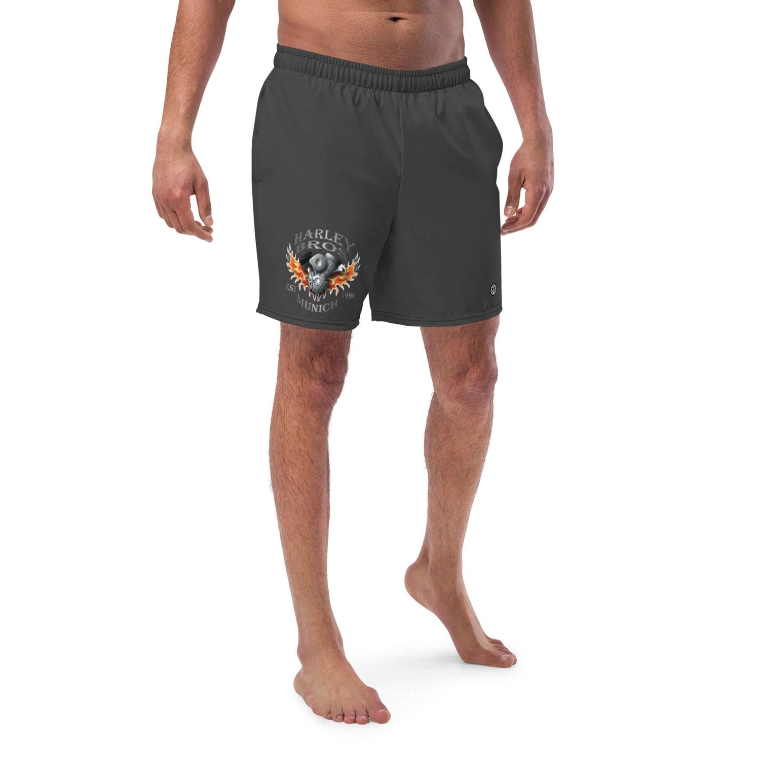 Mann trägt schwarze Badeshorts mit Harley Bros München Flammen-Logo, seitliche Ansicht