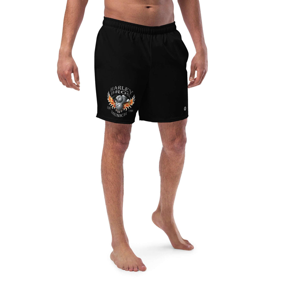 Schwarze Herren-Schwimmshorts mit Harley Bros München Logo vorne, Modell vor weißem Hintergrund