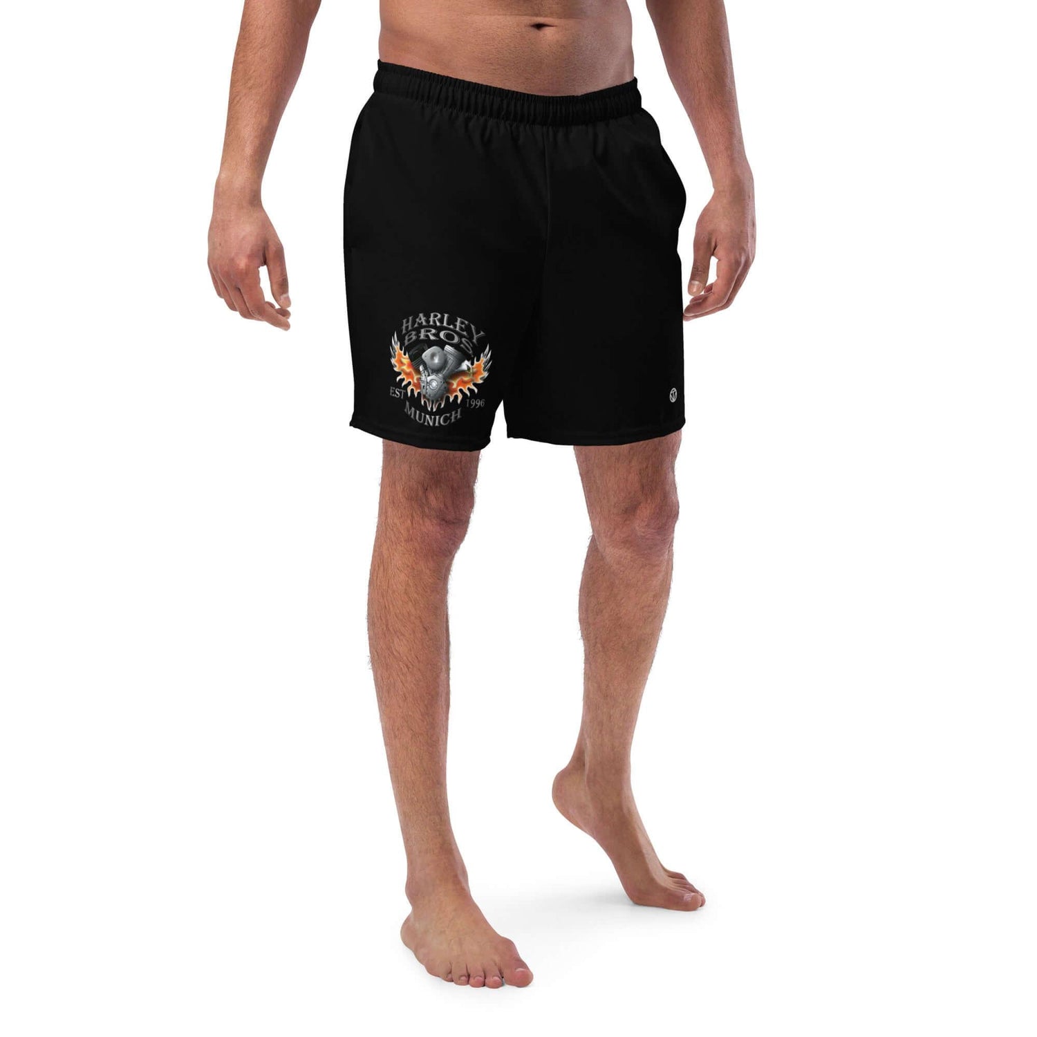 Schwarze Herren-Schwimmshorts mit Harley Bros München Logo vorne, Modell vor weißem Hintergrund