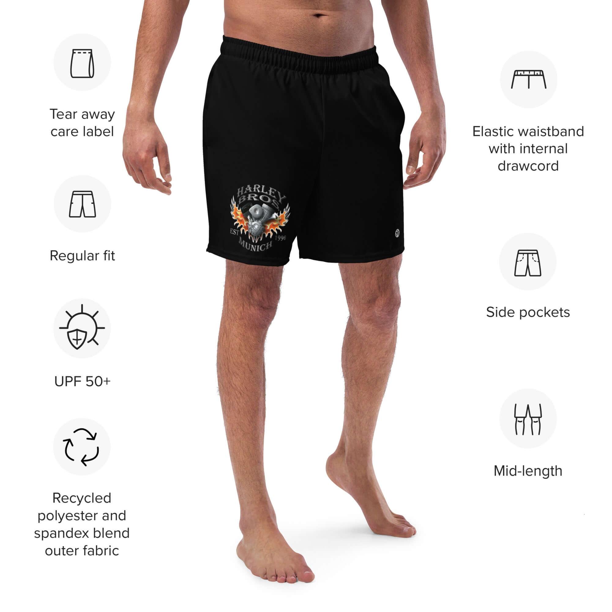 Mann trägt schwarze Harley Bros Munich Badeshorts mit Print, elastischem Bund und Seitentaschen