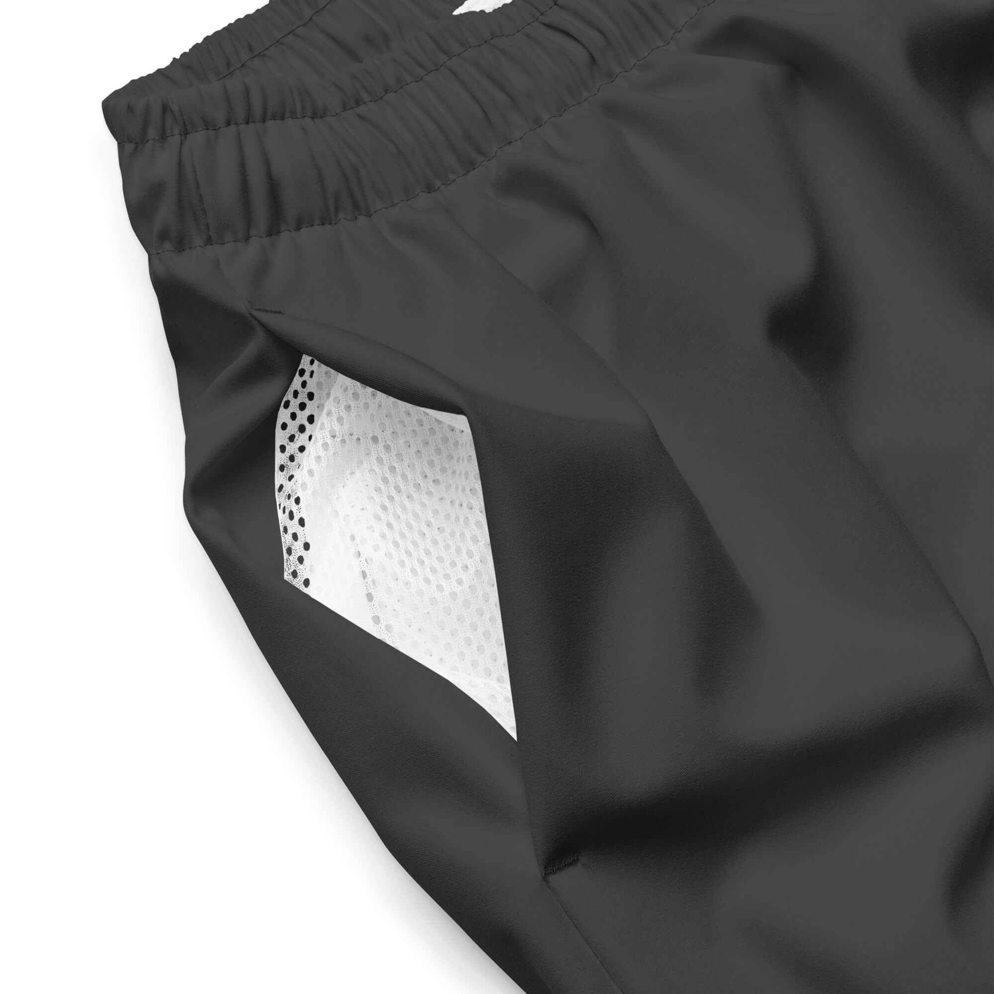 Nahaufnahme schwarze Badeshorts aus recyceltem Material mit Mesh-Innenfutter und elastischem Bund