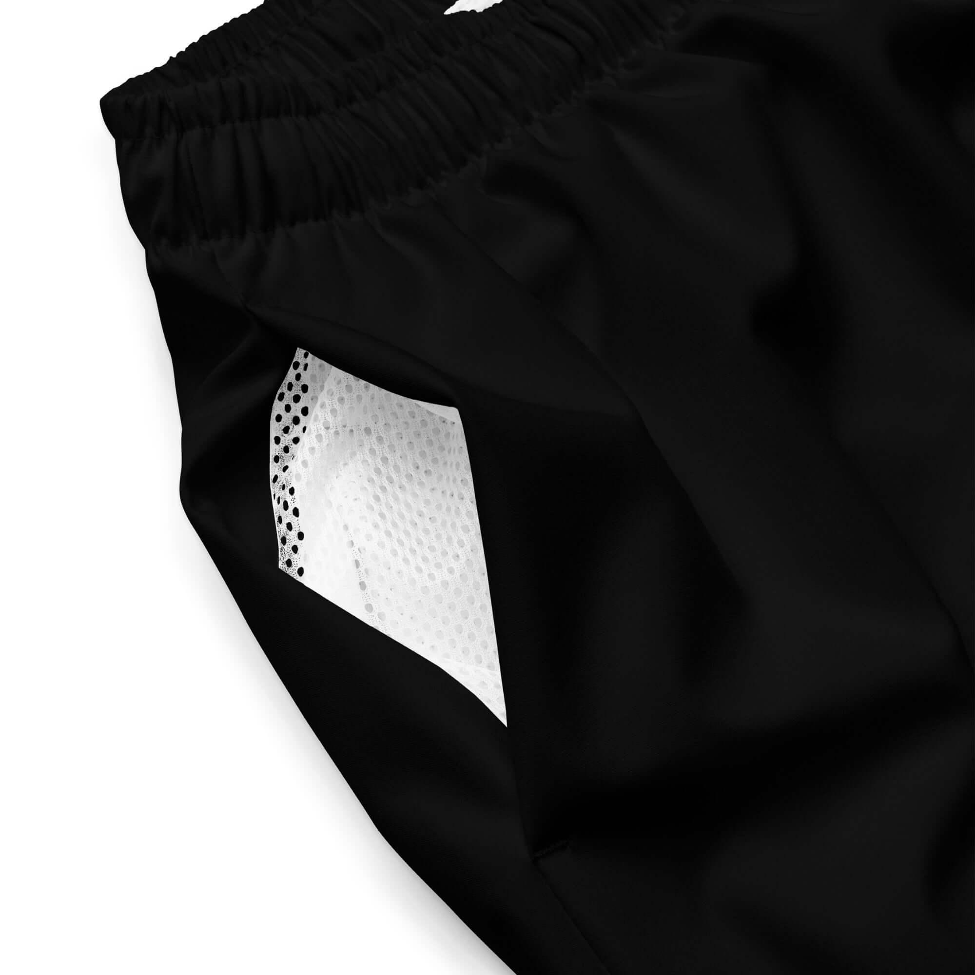 Detailansicht schwarze Badeshorts mit weißem Mesh-Innenfutter, elastischer Bund